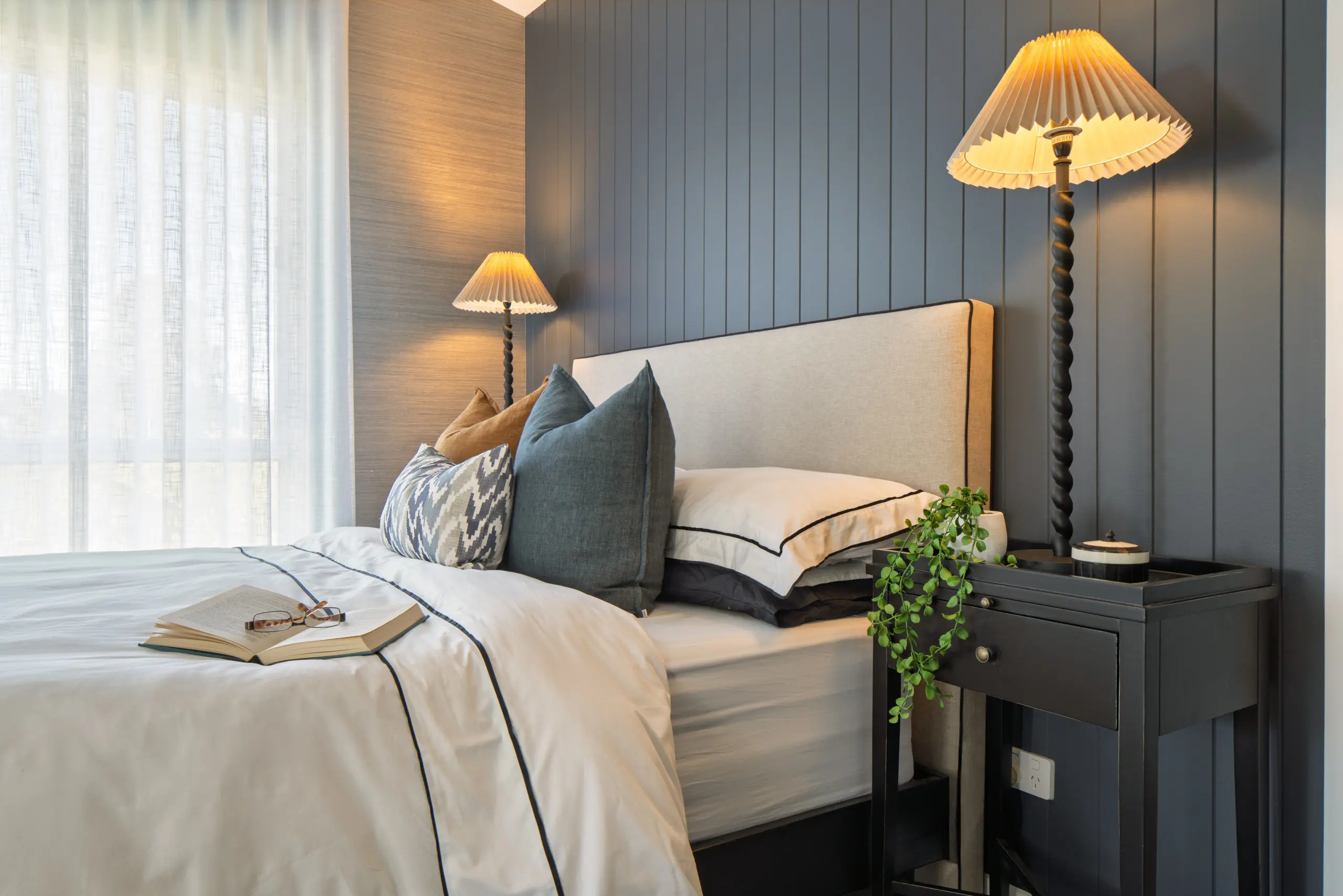 modern-bedroom-dark-feature-wall